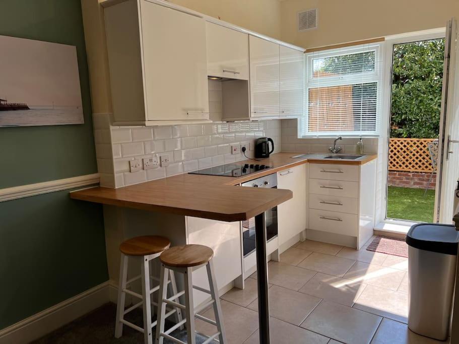 Cosy Coach House Garden Apartment By The Sea, Own Entrance Door, Garden Terrace With Exclusive Rear Door Access & Free Reserved Parking Space Only 2 Mtrs From Your Apt Door! Early Checkin From 3Pm And Late Check Out Till 11Am Available! 布罗德斯泰 外观 照片