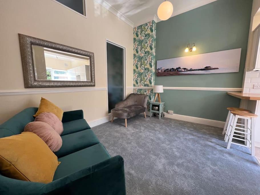 Cosy Coach House Garden Apartment By The Sea, Own Entrance Door, Garden Terrace With Exclusive Rear Door Access & Free Reserved Parking Space Only 2 Mtrs From Your Apt Door! Early Checkin From 3Pm And Late Check Out Till 11Am Available! 布罗德斯泰 外观 照片