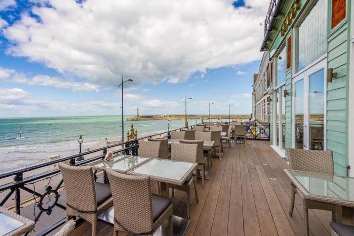 Cosy Coach House Garden Apartment By The Sea, Own Entrance Door, Garden Terrace With Exclusive Rear Door Access & Free Reserved Parking Space Only 2 Mtrs From Your Apt Door! Early Checkin From 3Pm And Late Check Out Till 11Am Available! 布罗德斯泰 外观 照片